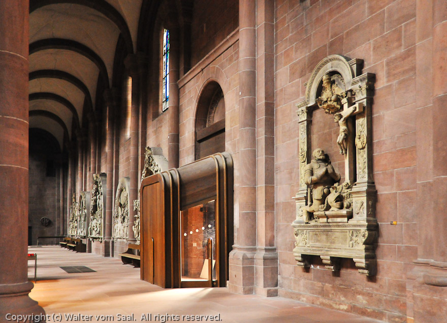 Monument to the knight Eberhard von Heppenheim vom Saal.  Located just inside north entrance.